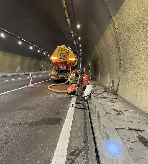 那坡隧道排水渠清淤